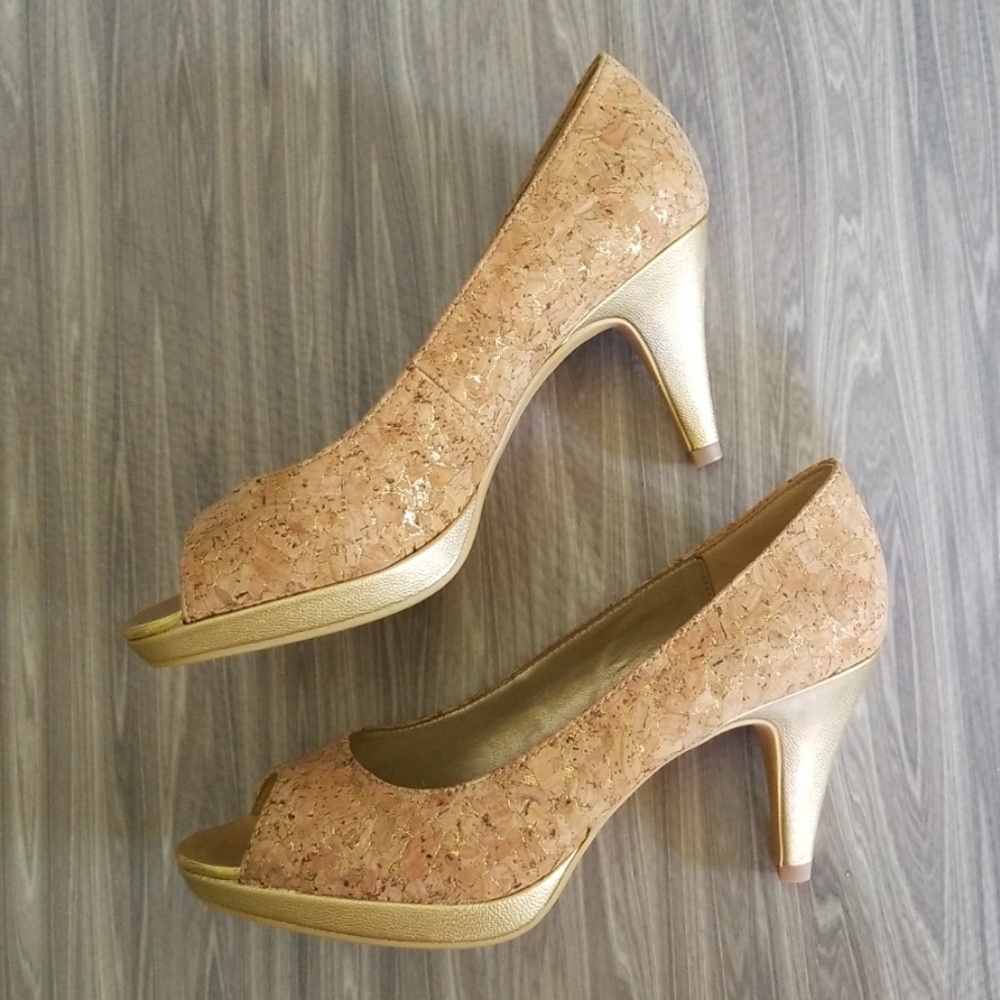 Bandolino gold cork heels Womens 7